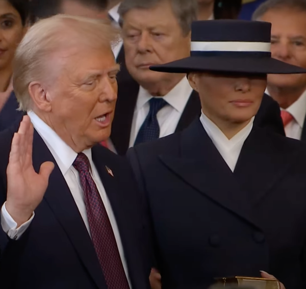 트럼프 대통령이 취임식 선서에서 성경에 손을 올려놓지 않아 구설수에 올랐다 (사진: 유튜브 영상 캡처)