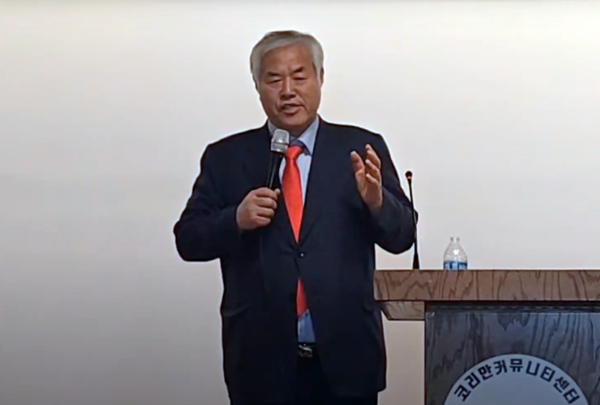 전광훈 목사가 미국 버지니아 알렉산드리아에서 열린 워싱턴 애국포럼에서 강연하고 있다.