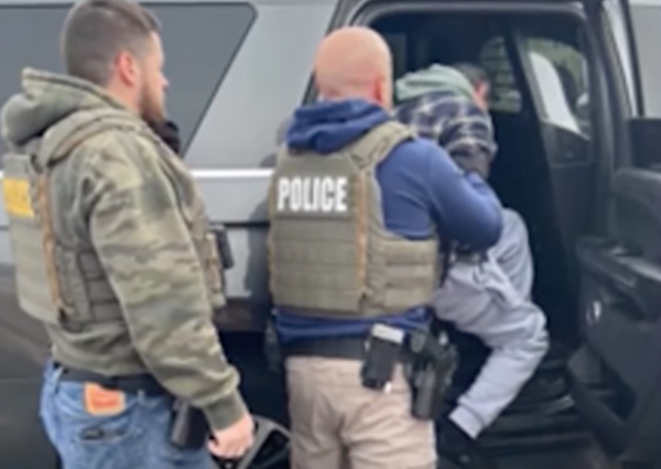 트럼프 2기 정부 출범 이후교회나 학교와 같은 민감한 지역이나 근처에서는 감독관의 승인 없이 체포하지 않는다는 원칙이 곳곳에서 깨지고 있다. (사진:유튜브 영상 갈무리)