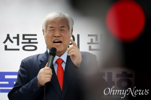 서울서부지방법원 폭동의 배후로 의심돼 내란 선동 혐의로 고발당한 전광훈 사랑제일교회 원로 목사가 5일 오전 서울 여의도 자유통일당 당사에서 기자회견을 열어 입장을 밝히고 있다. ⓒ 오마이뉴스