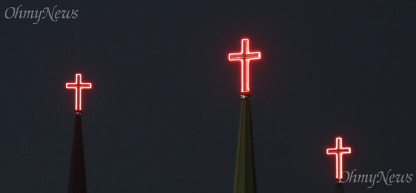 서울 한 지역에 밀집해 있는 교회 십자가 첨탑. ⓒ 오마이뉴스