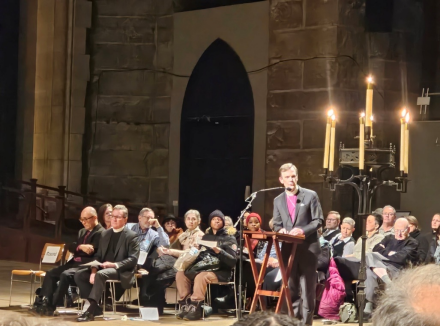 패트릭 맬로이 성요한 대성당 주교가 환영사를 하고 있다.