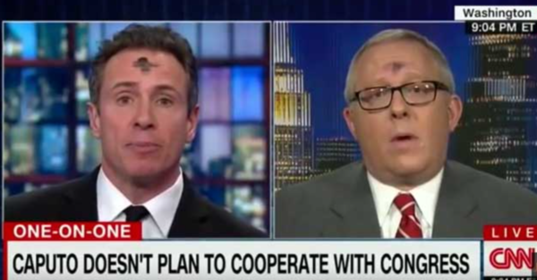 CNN 크리스 쿠오모는 공화당 정치전략가인 마이클 카푸토와 함께 이마에 검은 십자가를 그리고 출연해 이목을 끌기도 했다. (사진:CNN 영상 갈무리)