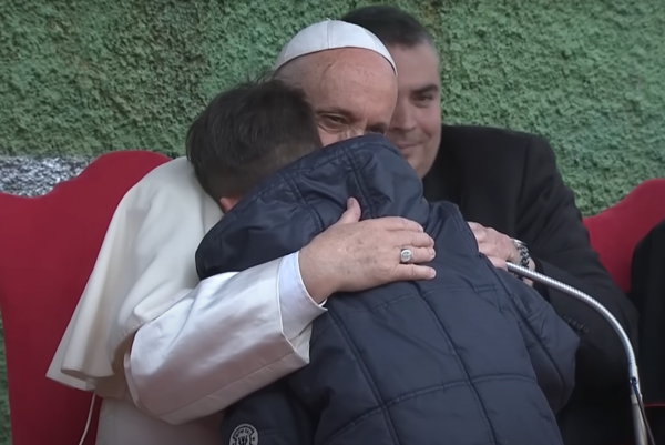 프란치스코 교황이 아버지의 구원에 대한 질문을 던진 에마누엘레와 포옹하고 있다. (사진:유튜브 영상 갈무리)