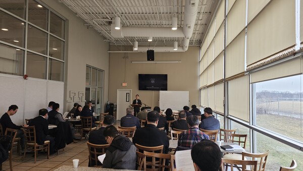 시카고 이민자보호교회 네트워크 위원장 손태환 목사가 마무리 발언을 하고있다. @ 미주뉴스앤조이