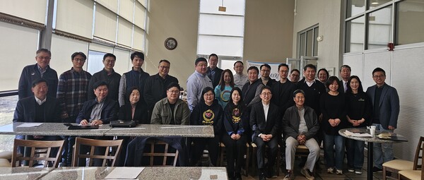 시카고 이민자보호교회 운동 모임에 참석한 지역 목회자들이 한 자리에 했다. 