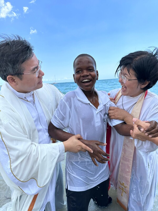 탄자니아에서 세례식을 거행하는 조선형 목사와 김영선 선교사 @ 시카고한인제일연합감리교회.