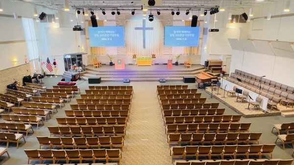  101 주년에는 전교인 모두 흩어져서 다른 교회에서 예배드리고 헌금도 그 교회에 드리는 비우는 시간을 가졌다. @ 사카고한인제일연합감리교회.