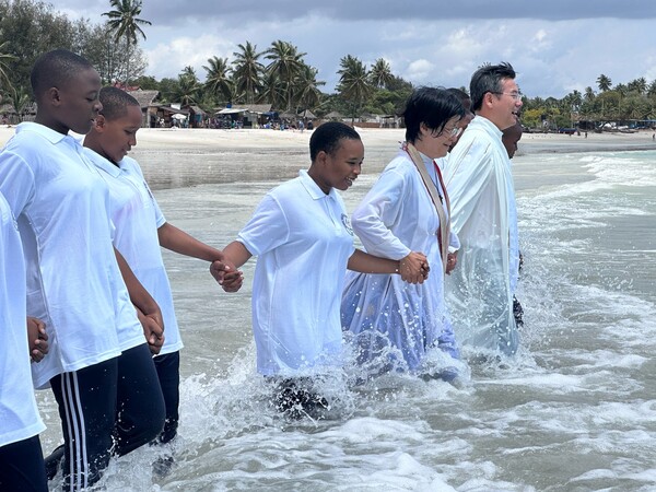 탄자니아에서 세례식을 향하여 가고 있는 탄자니아 교인과 조선형 목사, 김영선 선교사.@ 시카고한인제일연합감리교회.