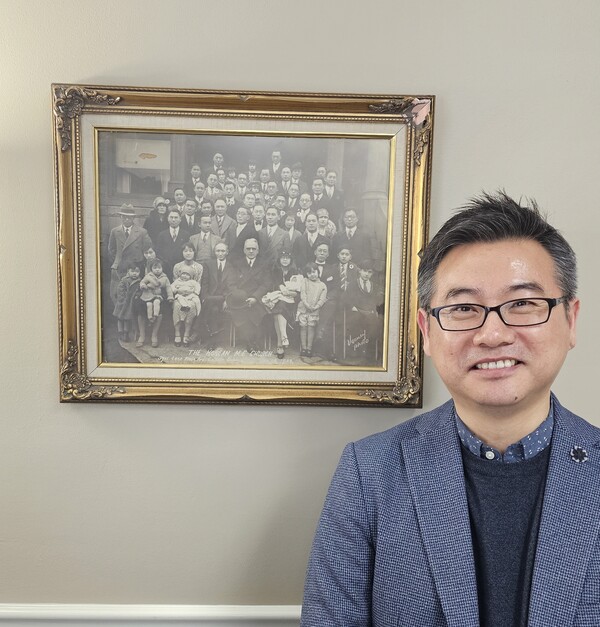 시카고한인제일연합감리교회 초창기 교인들 사진옆에 자리한 조선형 목사( 사진속에는 시카고 유학시절 '고향생각'을 작곡한 현재명씨도 있다) 