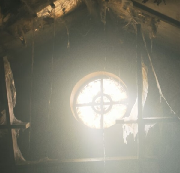 철거 건물에 있던 창틀. 외눈박이 귀신으로 사건을 풀어나가는 형사에게 좋은 단서가 된다.