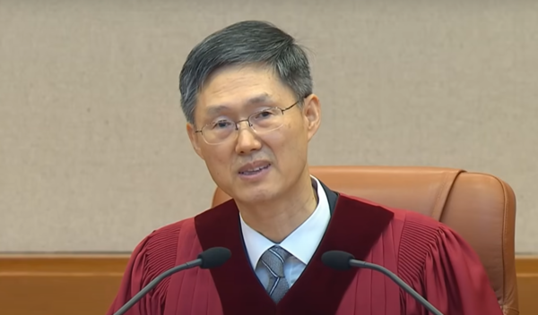 문형배 헌법재판 소장 권한대행이 윤석열의 탄핵 인용을 발표하고 있다. (사진:유튜브 영상 갈무리)