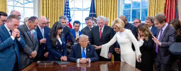 트럼프 대통령이 취임과 함께 백악관에서 기독교 지도자들의 기도를 받고 있다. (사진:유튜브 영상 갈무리)