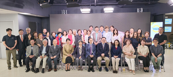 지난해 치유상담 공개강좌후 참가자들과 함께 자리한 정태기 목사.