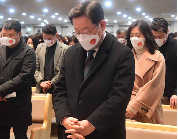 2022년 대선에서 이재명 대선후보가 예배에 참석해 기도하고 있다.(사진:페이스북 갈무리)