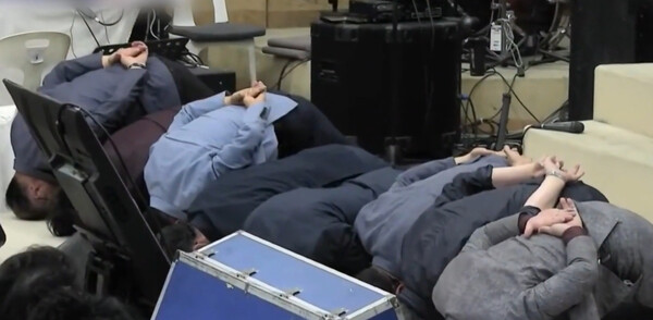 전광훈 목사가 교인들에게 엎드려뻗쳐를 시켜 논란이 되고 있다. (사진:JTBC 영상 갈무리)