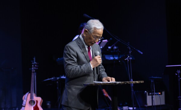 93세 손태염 장로가 지난 4월 온도교회 창립예배에서 기도하고 있다.