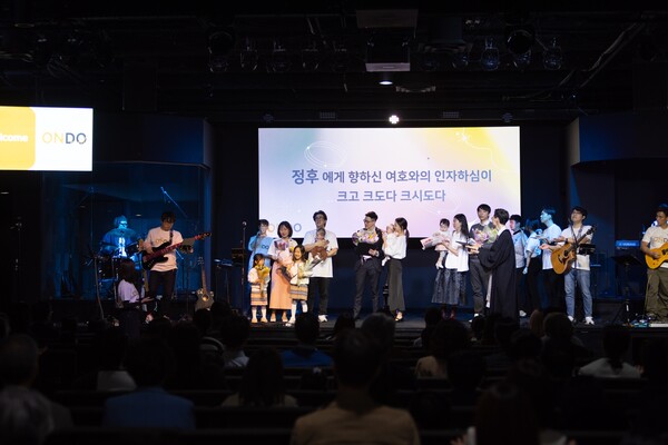 지난 4월 창립예배, 유아세례로 시작으로 의미를 더했다.