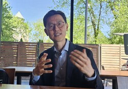 황주 목사의 사역은 누군가에겐 이상주의처럼 보일 수 있다. 하지만 그는 알고 있다. 바보처럼 보이는 그 길 끝에 예수님이 계신다는 것을.  