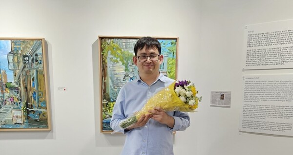 최요셉 작가, 자신의 7번째 개인전에서 포즈를 취했다.