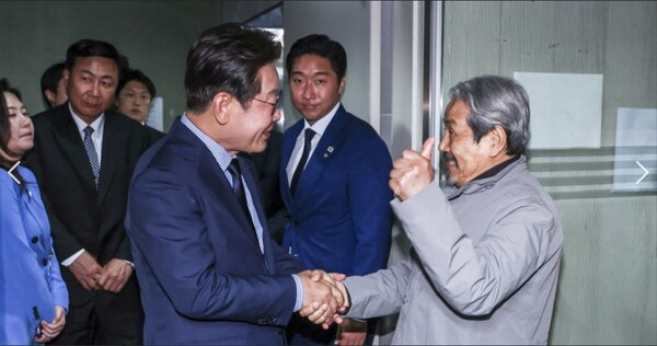 이재명 더불어민주당 대선후보가 2일 경기 성남시 주민교회에서 기자회견을 마친 뒤 이해학 주민교회 원로목사와 인사하고 있다. 이 목사는 이 후보가 변호사로 활동할 당시 성남시의료원 설립 운동과 관련한 수배령을 피해 주민교회 지하 골방에 숨어 지낼 당시 피신을 허락한 바 있다. 출처 : 아시아 경제