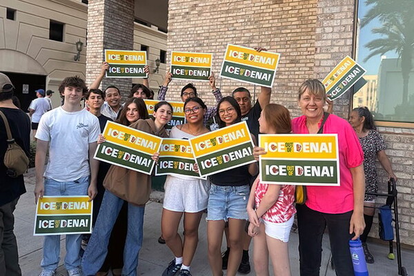 캘리포니아 파사데나에 있는 제일 연합감리교회 청년들이 6월 8일 예배 후 평화 시위에 동참하고 있다. 해당 도시 내 노동자들을 표적 삼은 이민세관집행국에 대한 항의 시위가 이어지면서, 인근 호텔에 머물던 이민세관집행국 요원들은 철수해야 했다. 사진 제공, 에이미 아이켄(Amy Aitken) 목사, 파사데나 제일 연합감리교회.