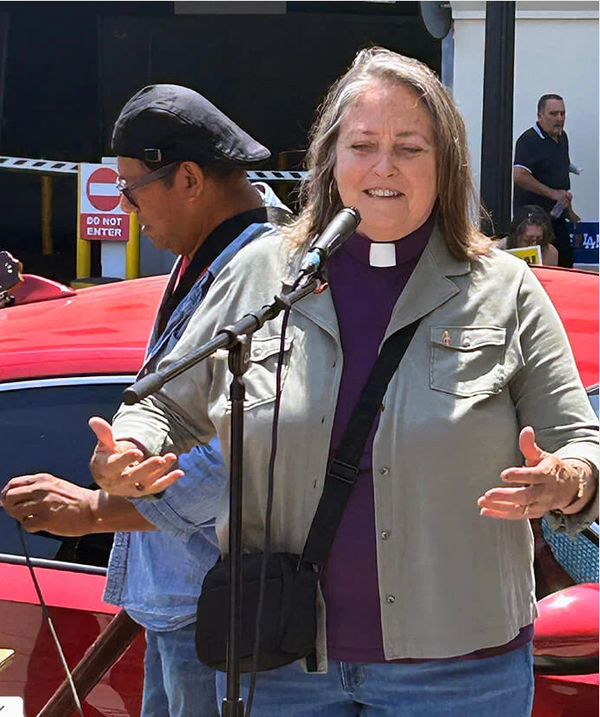 6월 9일, 캘리포니아-태평양 연회 도티 에스코베도-프랭크 감독이 캘리포니아 파사데나에서 열린 이민세관집행국 반대 시위에서 발언하고 있다. 그녀는 지난 1월 산불 피해 이후 재건 중인 커뮤니티 연합감리교회 교인들과 함께 시간을 보냈다. 사진 제공, 에이미 아이켄 목사, 파사데나 제일 연합감리교회.