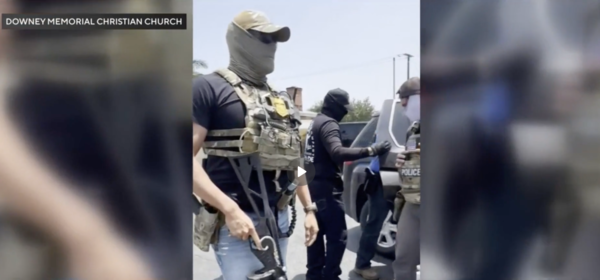 다우니 지역 교회에서 ICE가 이민자를 체포하고 있다.(사진:CBS 영상 갈무리)