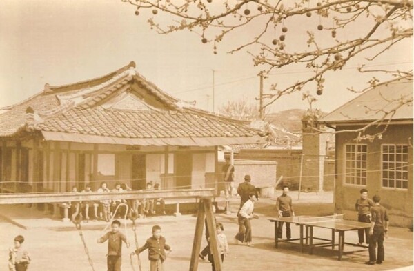 아버지 생신 의식을 한 장소가 왼쪽 건물 뒷편이다. (사진은 조원태 목사가 어렸을때 자란 고아원이다).