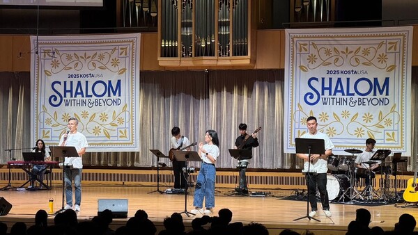 코스타 중심에는 순수한 자원봉사의 정신이 자리하고 있다. 이 모든 진행은  "간사"라고 불리는 자원봉사자들에 의해 철저히 계획되고 실행된다. 