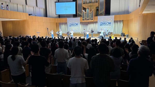 하나님 나라를 위해 세상 속으로 보냄받은 한인 기독청년 운동 KOSTA/USA 첫날집회에서 함께 찬양하고 있다..