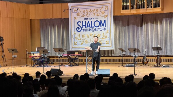 이번 컨퍼런스의 주제인 “샬롬(Shalom)”을 류인현 목사(뉴프론티어교회)는 누가복음 15장의 ‘탕자의 비유’를 중심으로, 하나님을 떠나 자기중심적으로 살아가던 둘째 아들이 철저히 무너진 자리에서 회개하고 돌아오는 여정을 통해 “샬롬은 아버지 품으로 돌아갈 때 비로소 누릴 수 있는 하나님의 은혜”라고 강조했다.