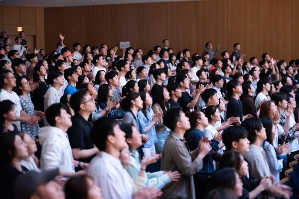 2025' 미주코스타 컨퍼런스 전체 예배에서 찬양하고 있는 참가자들. @ 사진 강동인 간사(KOSTA/USA)