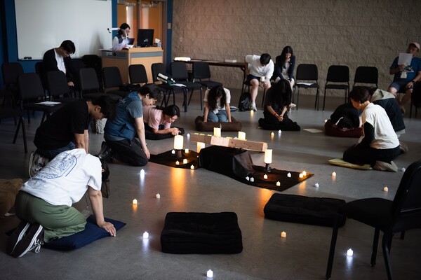 이번 코스타 컨퍼런스에서는 떼제 기도 시간을 가졌다. 떼제 기도회에서 참가자들은 십자가 앞에 무릎 꿇고 찬양과 말씀 묵상, 침묵 가운데 예수 그리스도의 십자가 사랑을 깊이 되새겼습니다. 특히 ‘하나님께 하고 싶은 말’을 담은 짧은 노트를 십자가에 붙이며 함께 기도하는 시간을 가졌고 마지막에는 찬양 속에 하나님께서 이루어가시는 샬롬을 기억하는 시간을 가졌다. @ 사진 강동인 간사(KOSTA/USA)