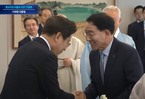 10일 열린 오찬간담회에 NCCK 총무인 김종생 목사가 이재명 대통령과 악수를 나누고 있다.(사진:MBC 영상 갈무리)