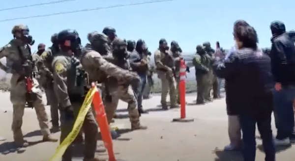 이민세관단속국과 교인들이 교회 앞에서 대치하고 있다.(사진:유튜브 영상 갈무리)