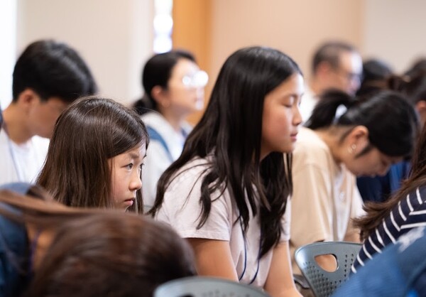 유스코스타 예배 장면 @ 사진 강동인 간사 (미주코스타/KOSTA USA). 40회를 맞이한 미주코스타는 해가 거듭될수록 유스코스타 참여도 함께 늘어나고 있다. 과거 코스타를 통해 은혜를 경험했던 부모 세대가 이제는 자녀들에게도 그 자리를 물려주며 세대를 잇는 신앙의 전통이 자연스럽게 이어지고 있다.