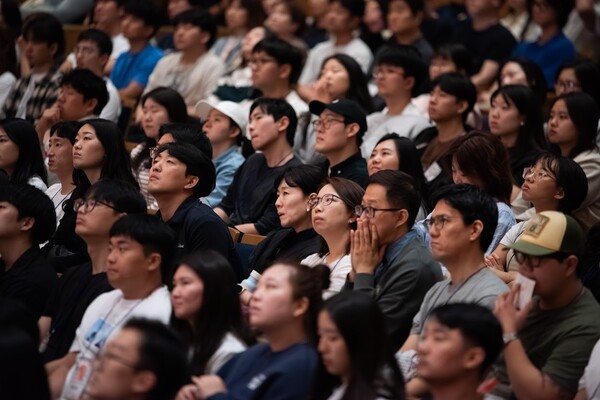 2025' 미주코스타 컨퍼런스의 예배 장면 @ 사진 강동인 간사 (미주코스타/KOSTA USA). 미주코스타는 하나님의 보편적 교회에 대한 시야를 넓히고 다양한 분야의 강사들과 함께 신학·과학·예술 등 여러 영역에서 허심탄회하게 나눌 수 있는 장이다. 미국내는 물론 한국에서도 이런 장은 미주코스타 외에는 쉽게 찾기 어렵다.