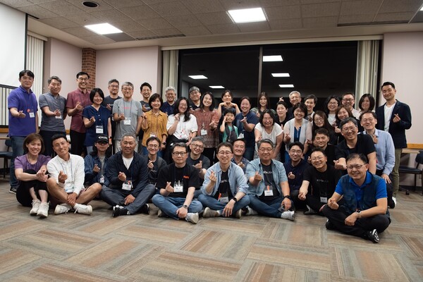 2025' 미주코스타 강사와 간사가 한 자리에 같이했다. @ 사진 강동인 간사 (미주코스타 / KOSTA USA). 미주코스타는 목회자와 간사가 함께 기도하고 공동체적으로 분별한 신앙적 결정의 결과물이다. 신학적 일관성과 공동체적 책임을 다하는 청년 집회 플랫폼으로 자리매김하고 있다.