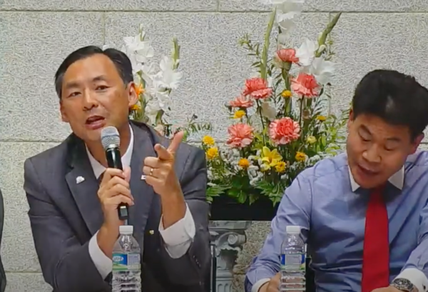 17일 열린 집회에서 강연을 맡은 모스 탄(좌)와 패널로 참석한 전한길(우)(사진:교회 유튜브 영상 갈무리)