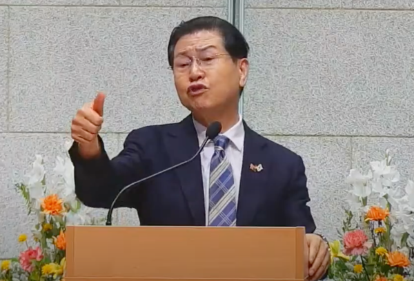 간증 집회 사회를 맡은 은평제일교회 심하보 원로목사(사진:교회 유튜브 영상 갈무리)