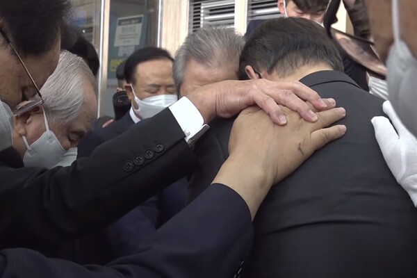 조용기 목사 빈소에서 당시 윤석열 대선 경선 후보를 둘러싸고 보수계 목사들이 안수기도를 하고 있다. ⓒ 유튜브 갈무리.