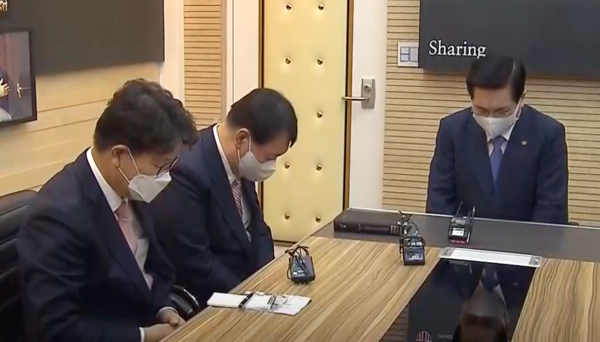 이영훈 목사가 여의도순복음교회를 방문한 대선 주자인 윤석열을 축복기도하고 있다.(사진:유튜브 영상 갈무리)