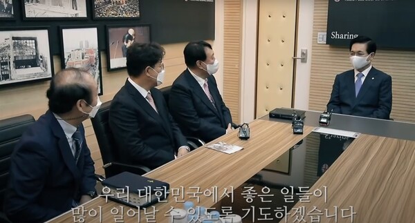 ▲이영훈 목사와 면담하는 윤석열 전 검찰총장 지난 2021년 10월 10일 윤석열 전 검찰총장이 여의도순복음교회 예배에 참석한 뒤 이영훈 목사를 만나 면담하는 중이다. @ 유튜브 '윤석열 채널' 영상 갈무리