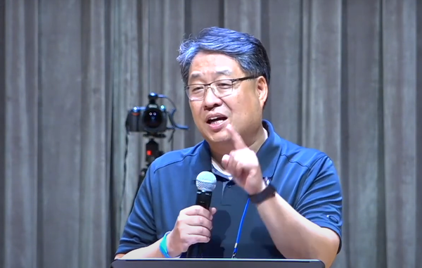 사진은 송병주 목사가 공동대표로 있는 미주코스타에서 환영인사을 하고있다.