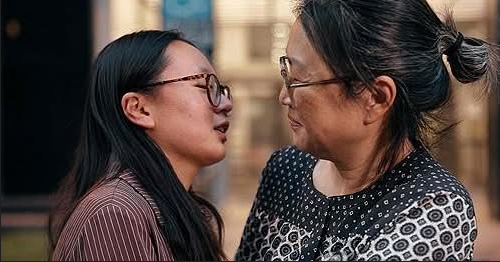 석방 직후 쳐있는 딸을 바라보는 김기리 신부(성공회)