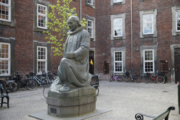 덴마크 코펜하겐 그룬트비 포럼에 있는 그룬트비 동상 : 이미지 출처 오마이 뉴스