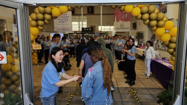 교인들이 일렬로 서서 난민들을 따뜻하게 맞이하며 환영하고 있는 모습.
