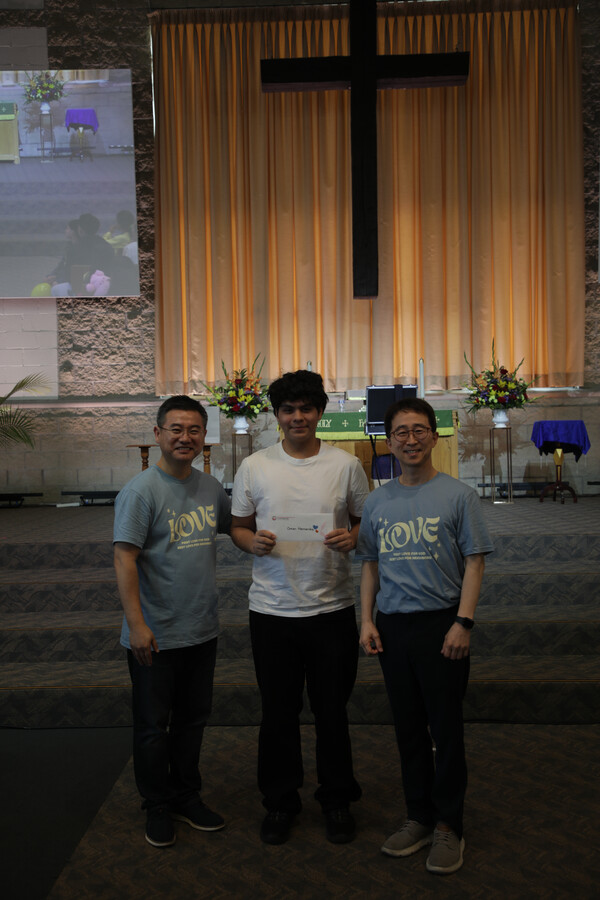 난민들에게 장학금을 전달하며 자리를 함께한 조선형 목사와 손태환 목사(시카고 이민자보호교회 네트워크 위원장).