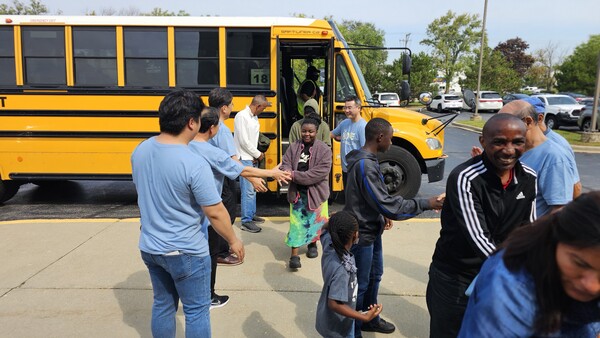죽음과 핍박을 피해 사선을 넘어 왔지만 여전히 이민당국의 긴장 속에 살아가는 난민들(나그네). 그들과 함께하는 것은 곧 성경이 말씀하는 예수님의 사랑을 실천하는 길입니다. 사진은 행사에 참여하기 위해 버스에서 내리는 난민들의 모습입니다.